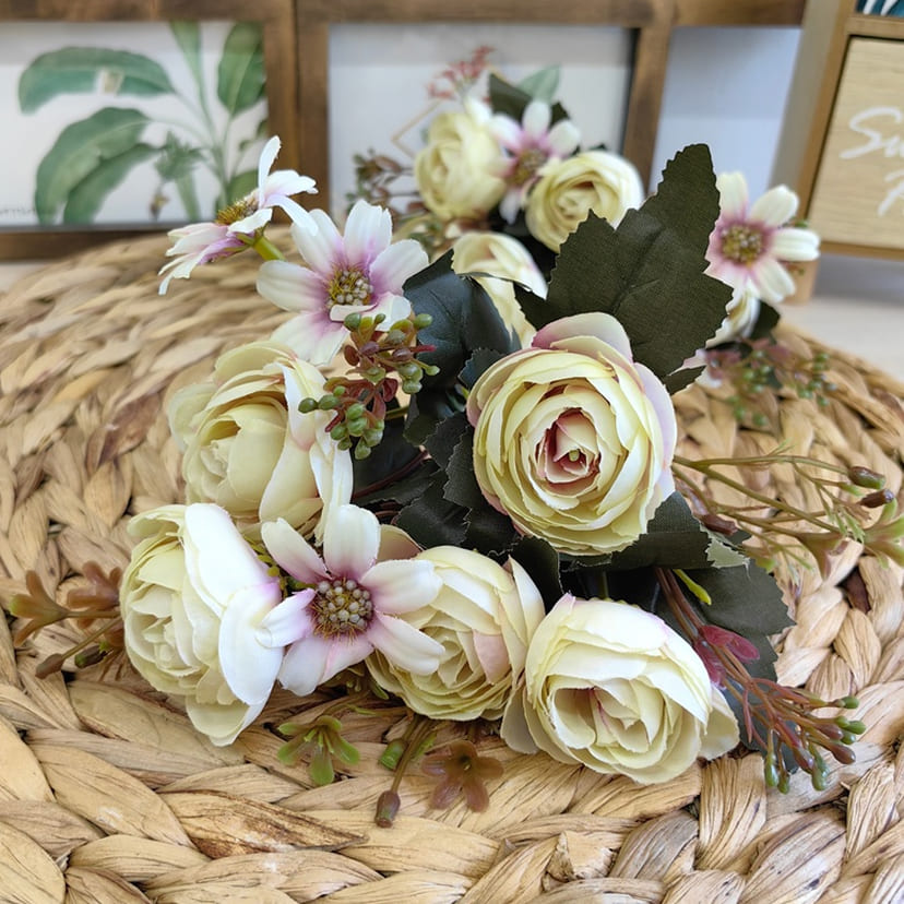 Искусственные цветы на могилу в Нижнем Тагиле | Цветы искусственные «Камелии с мелкоцветом», сиренево-молочные, букет